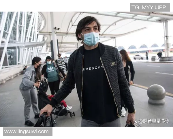 足球明星在城市街头漫步引发粉丝热潮与媒体关注